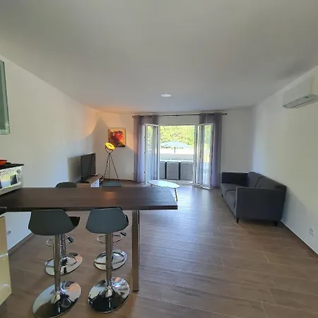 Oliviaaxelle Venzolasca